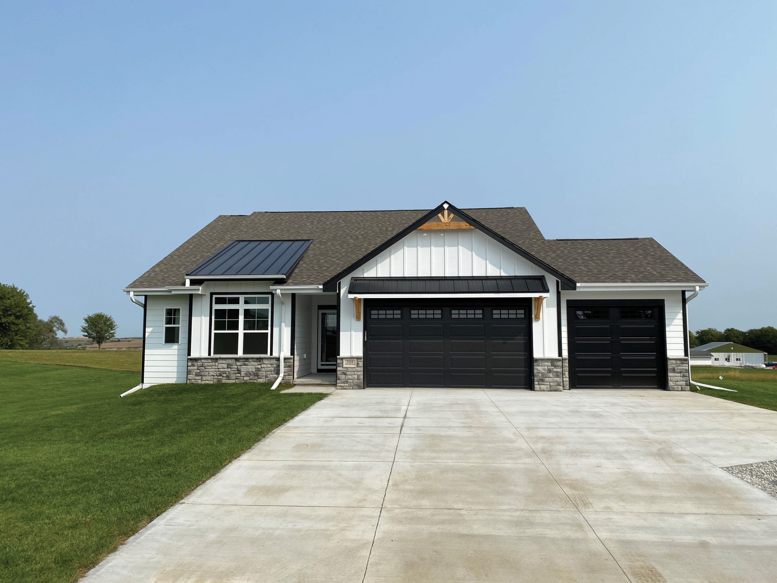 Modern Farm House design 42392 – Shelton Farm as built by Mark Hughes Construction of Glenwood, Iowa. Modern Farm House design 42392 – Shelton Farm as built by Mark Hughes Construction of Glenwood, Iowa.